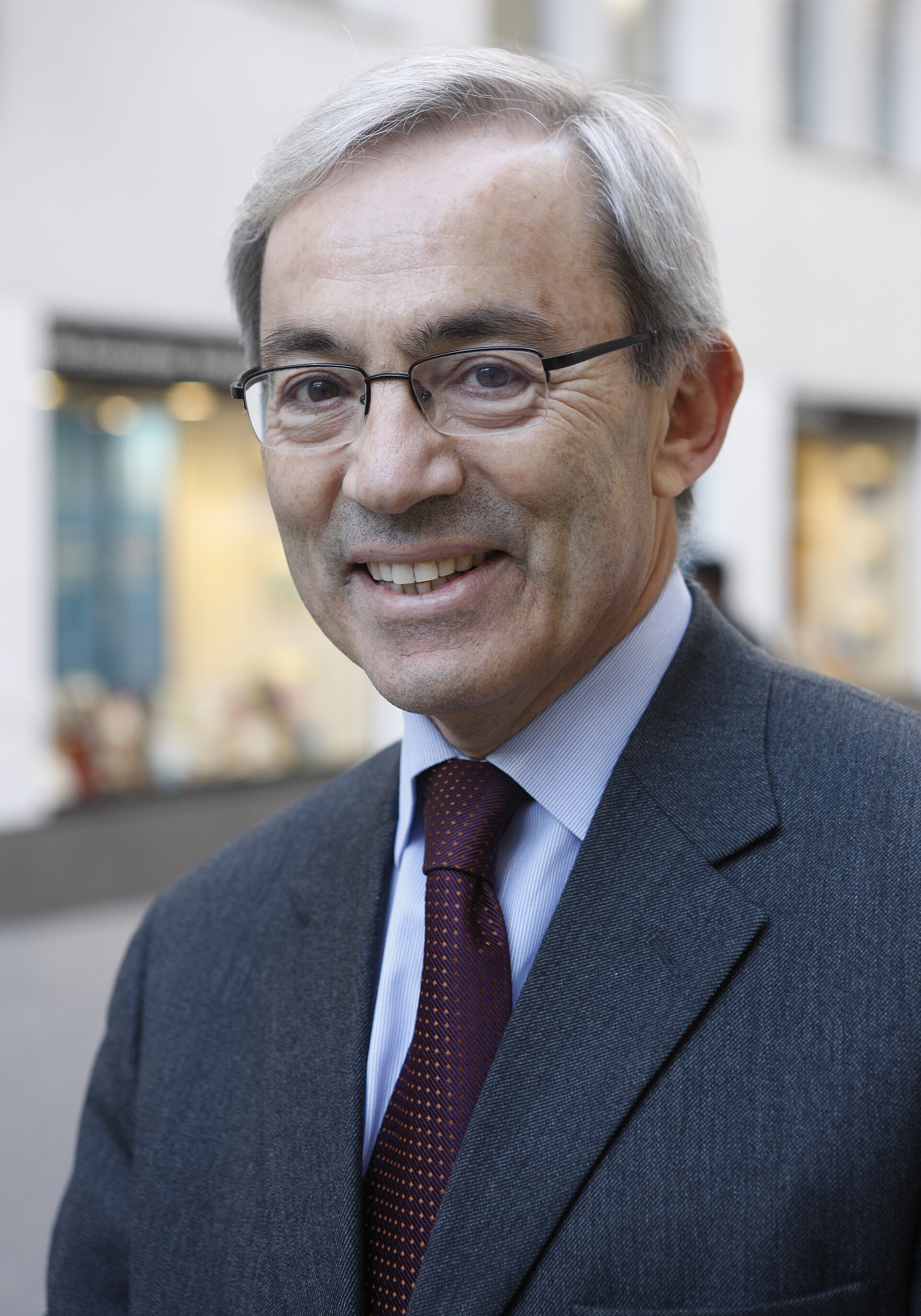 Imagem de referência de Christopher Pissarides, descrito nos dados abertos como economista de Reino Unido
