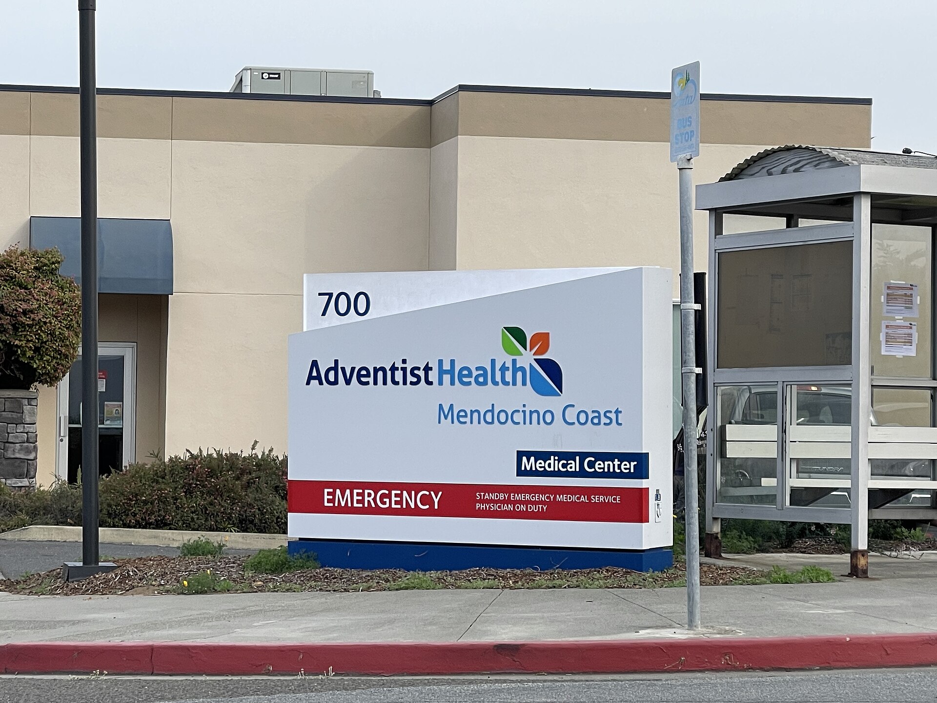 Imagem de referência relacionada a Saúde Adventista da Costa de Mendocino, item descrito como hospital rural com 25 camas em Fort Bragg, Califórnia, EUA
