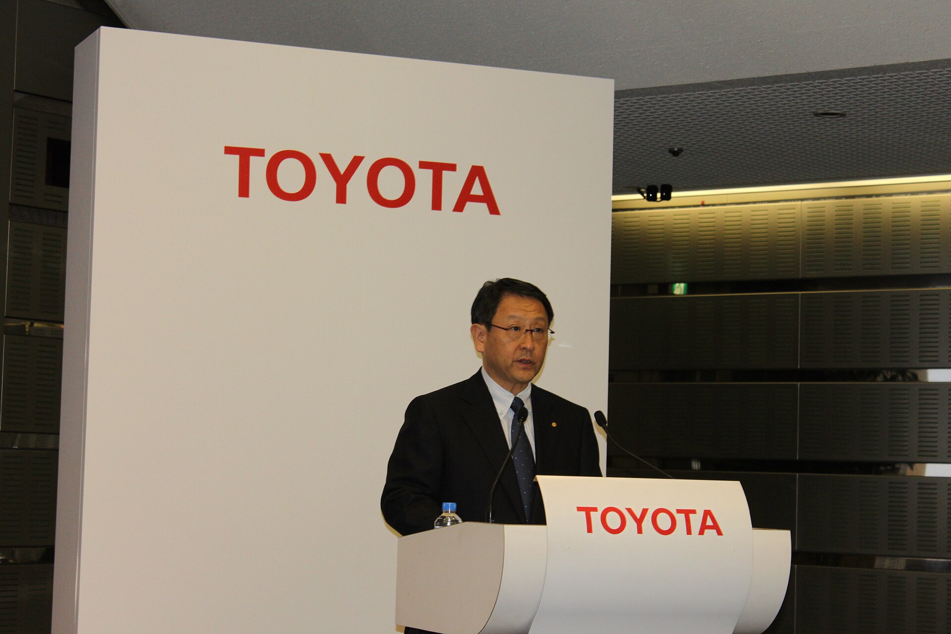 Imagem de referência relacionada a Akio Toyoda, item descrito como registro de referência sobre Akio Toyoda, organizado a partir de dados estruturados abertos
