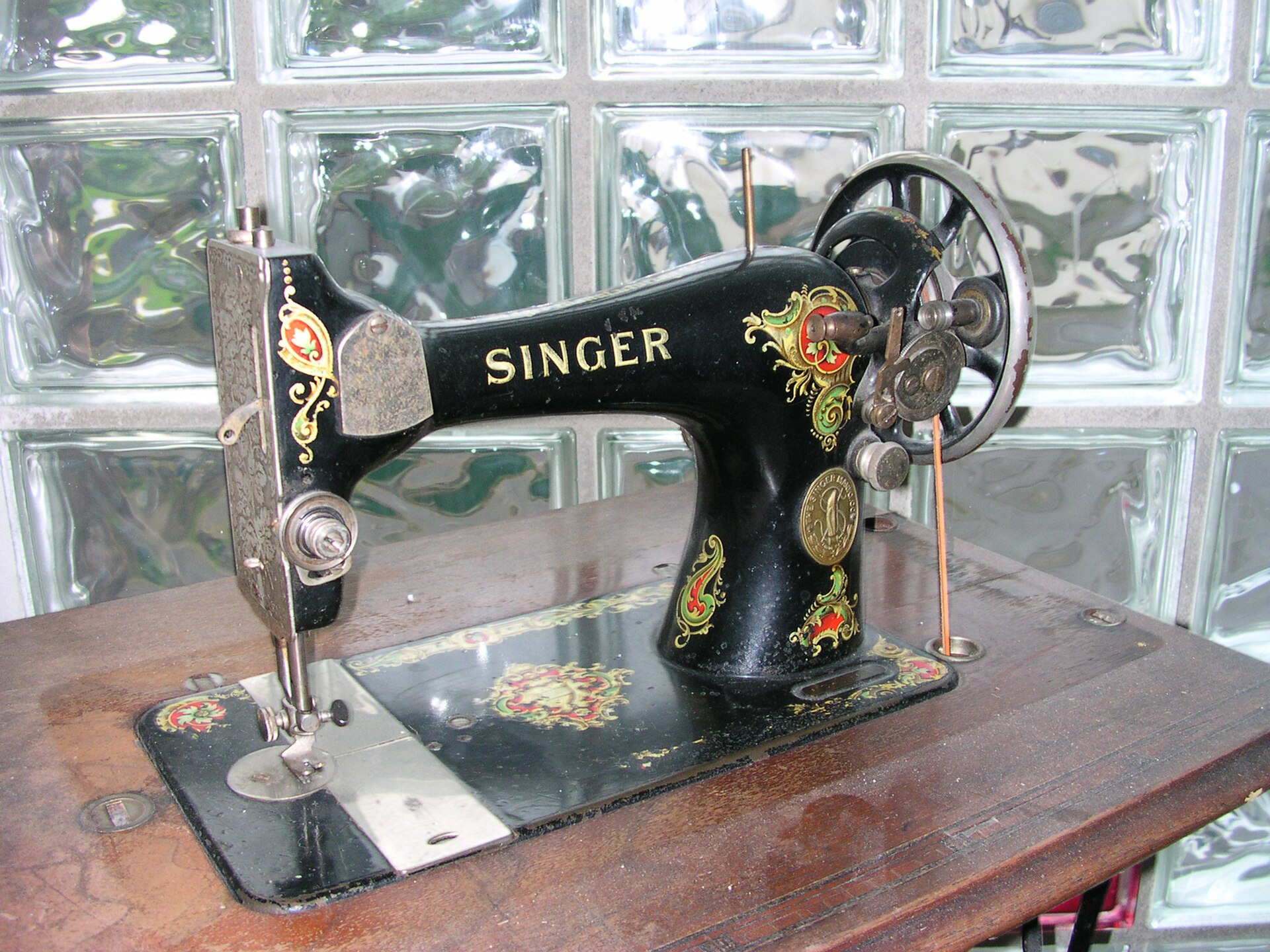 Imagem de referência relacionada a Singer Corporation, item descrito como líder mundial em máquinas de costura doméstica