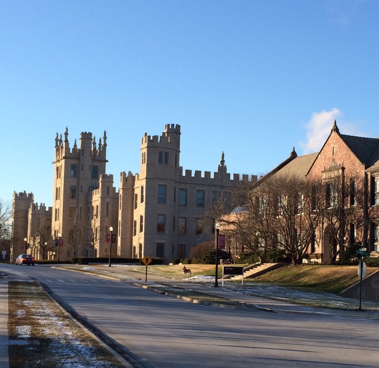 Imagem de referência de Universidade do Norte do Illinois, descrito nos dados abertos como universidade americana