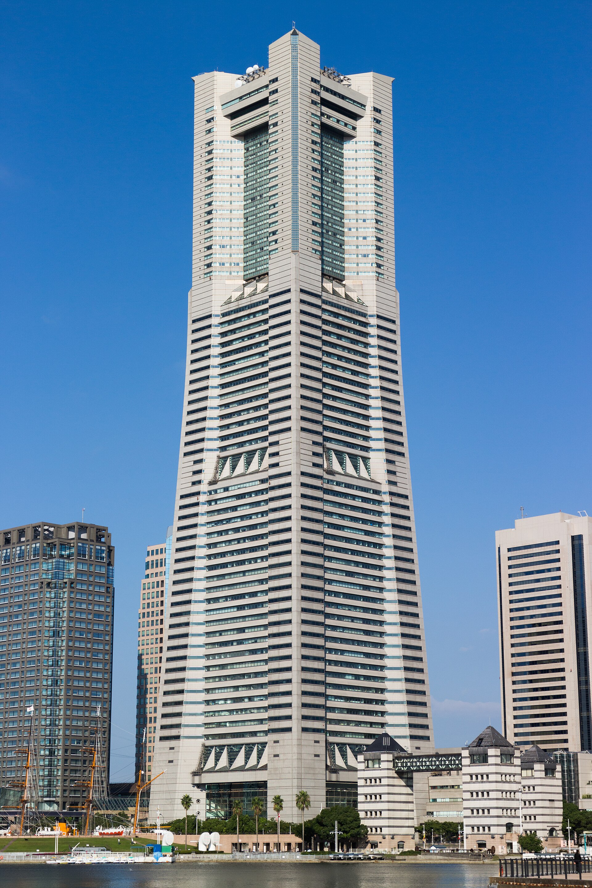 Imagem de referência de Yokohama Landmark Tower, descrito nos dados abertos como arranha-céus em Yokohama, Japão
