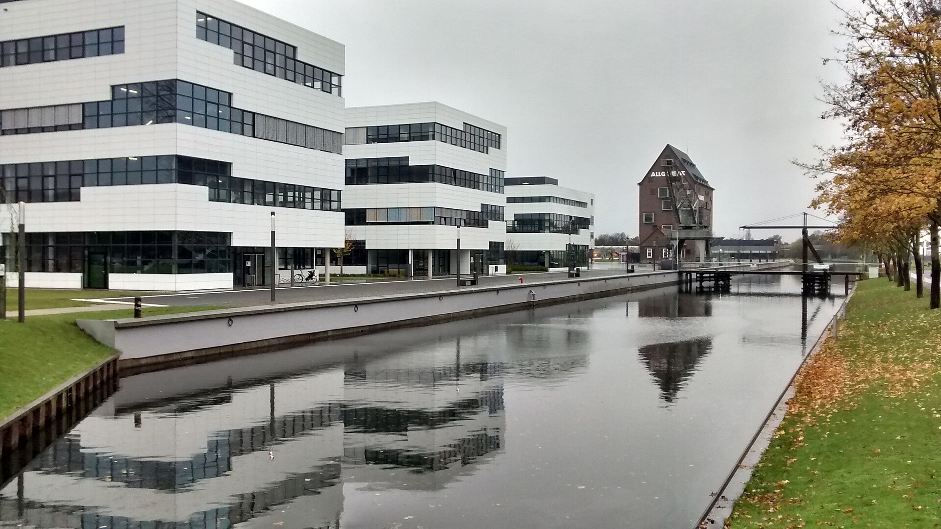Imagem de referência de Universidade de Ciências Aplicadas Rhine-Waal, descrito nos dados abertos como universidade