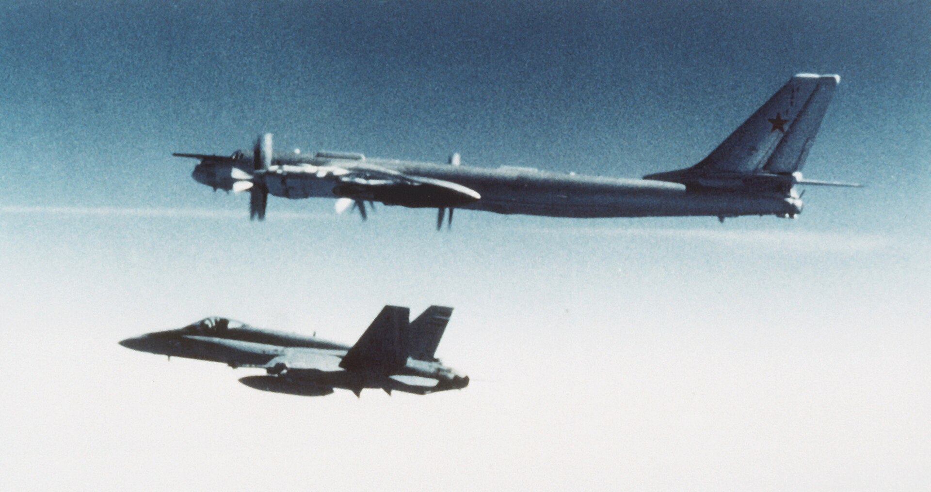Imagem de referência de Tupolev Tu-95 Bear, descrito nos dados abertos como bombardeiro estratégico da União Soviética
