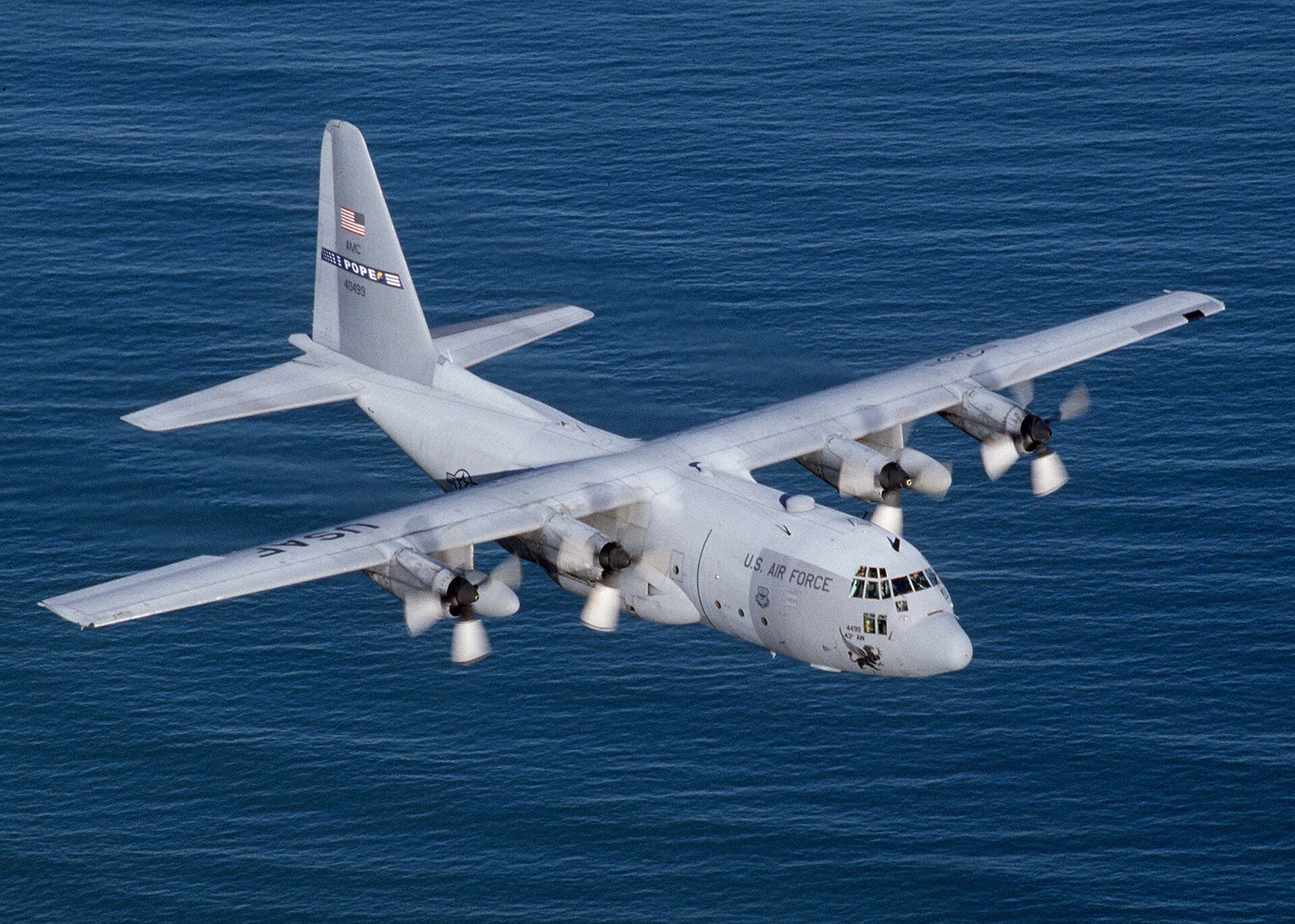 Imagem de referência de Lockheed C-130 Hercules, descrito nos dados abertos como aeronave de transporte norte-americana