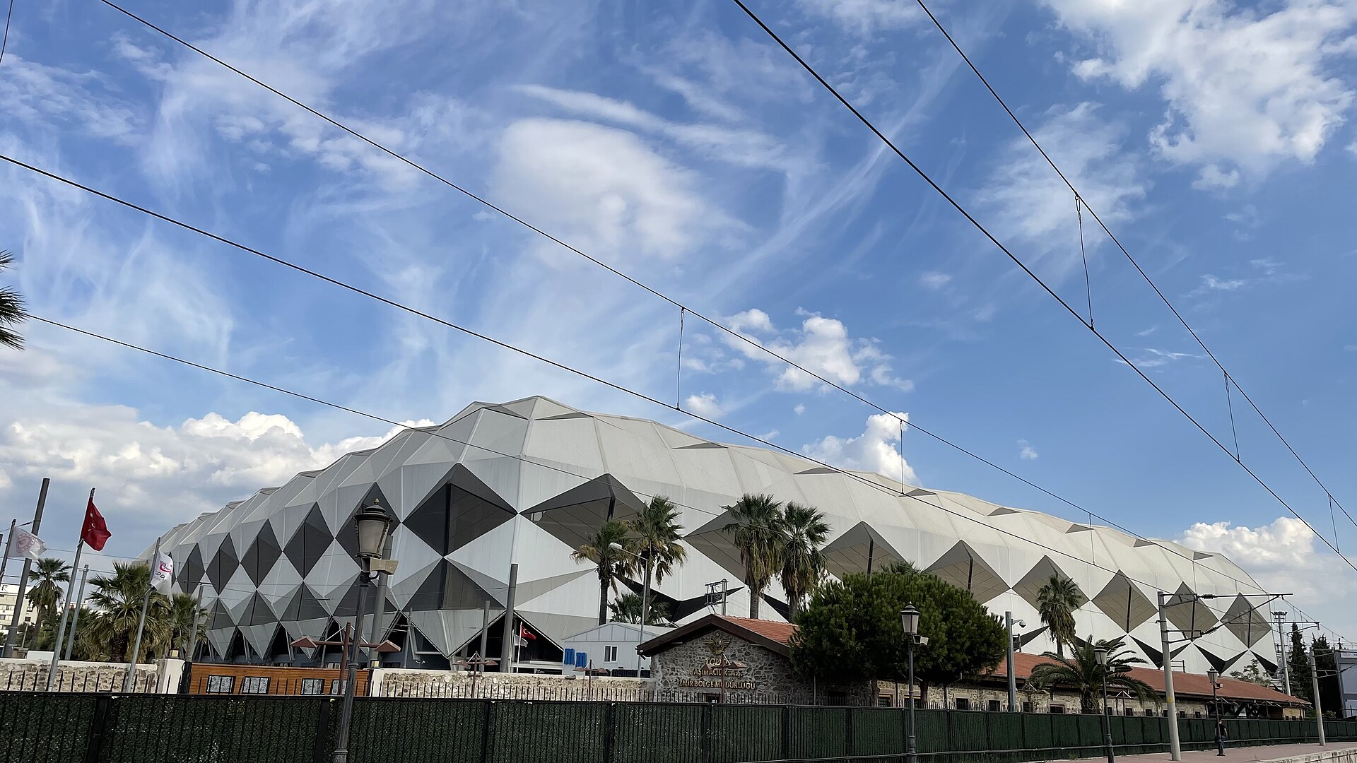 Imagem de referência de Estádio Mustafa Denizli de Alsancak, descrito nos dados abertos como estádio de futebol da Turquia