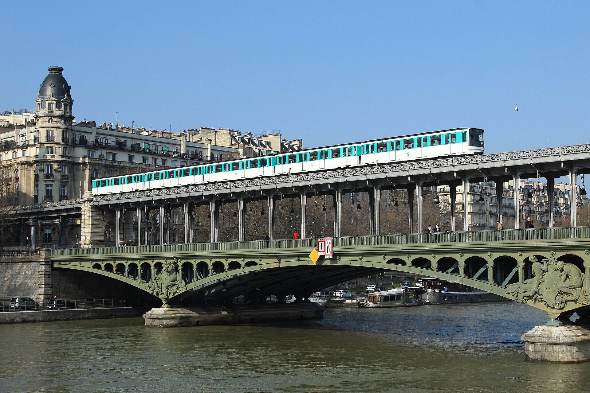 Imagem de referência de Ponte de Bir-Hakeim, descrito nos dados abertos como ponte ferroviária e rodoviária em Paris