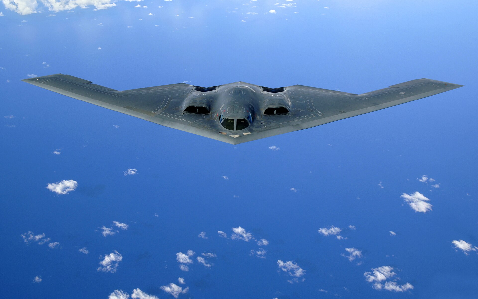 Imagem de referência de Northrop Grumman B-2 Spirit, descrito nos dados abertos como bombardeiro estratégico furtivo dos Estados Unidos