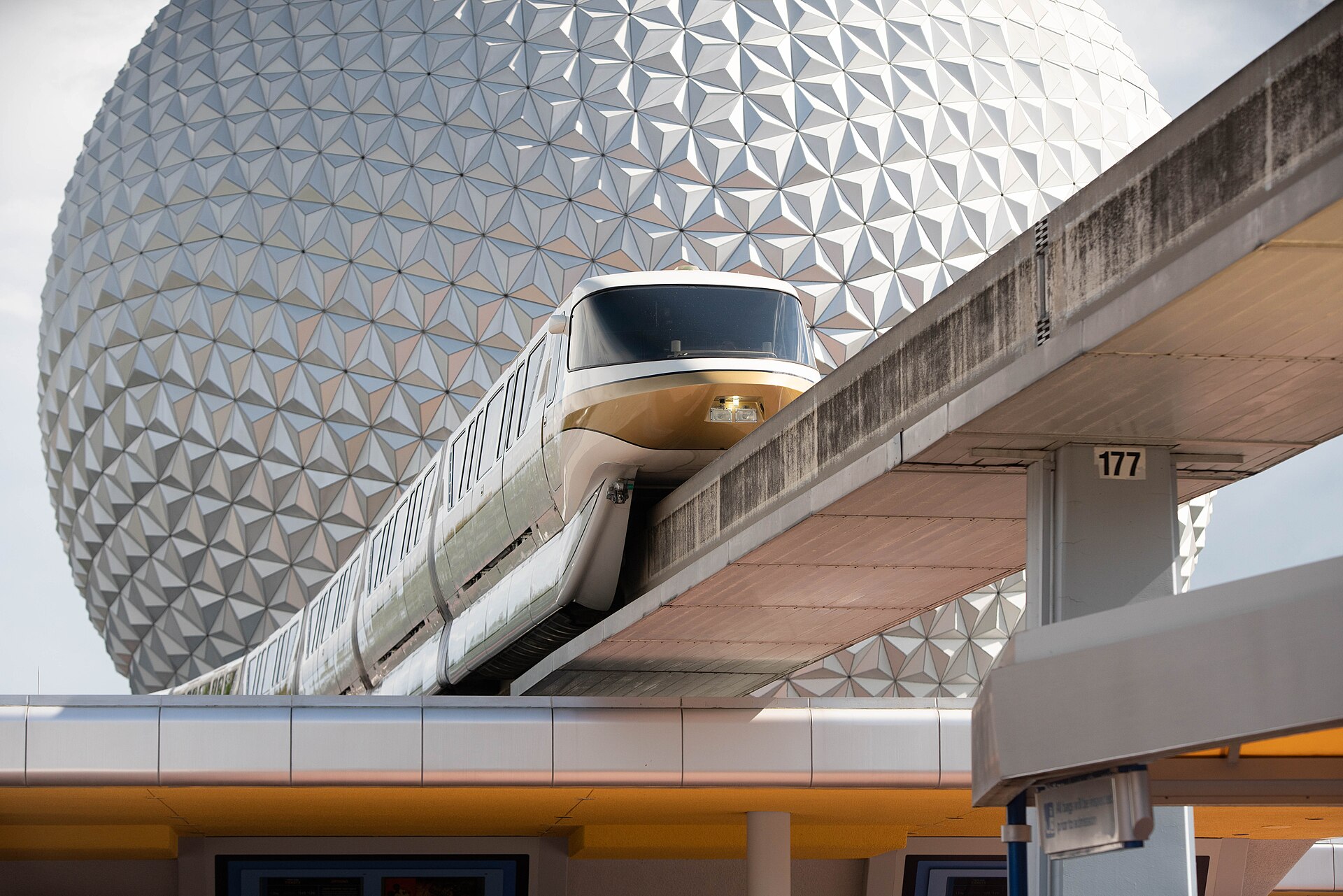Imagem de referência de Walt Disney World Resort, descrito nos dados abertos como complexo de resorts de entretenimento em Bay Lake e Lake Buena Vista, Flórida, Estados Unidos