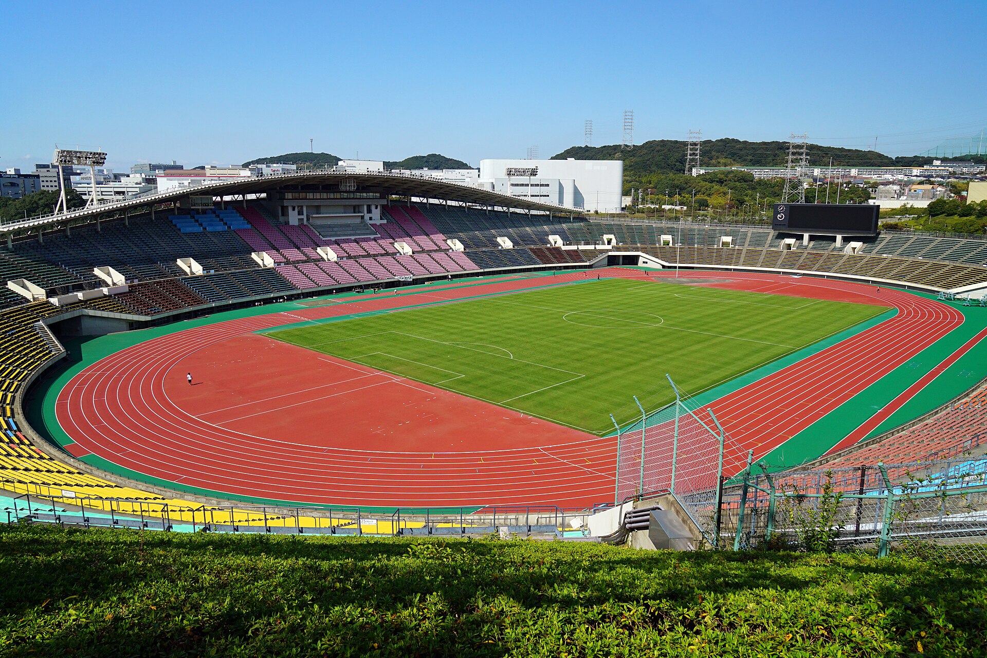Imagem de referência de Kobe Universiade Memorial Stadium, descrito nos dados abertos como estádio em Suma-ku, Japão