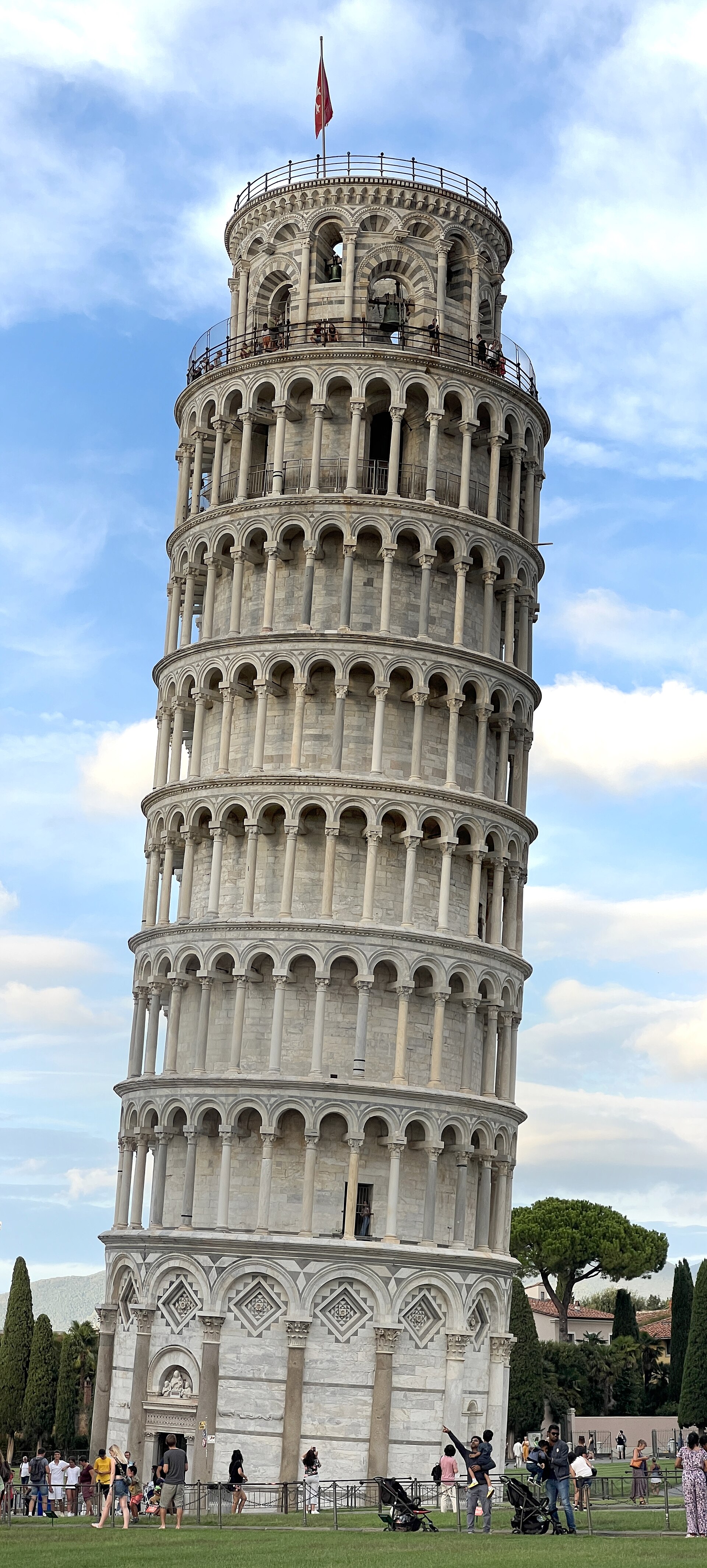 Imagem de referência de Torre de Pisa, descrito nos dados abertos como famosa torre campanária em Pisa, Itália