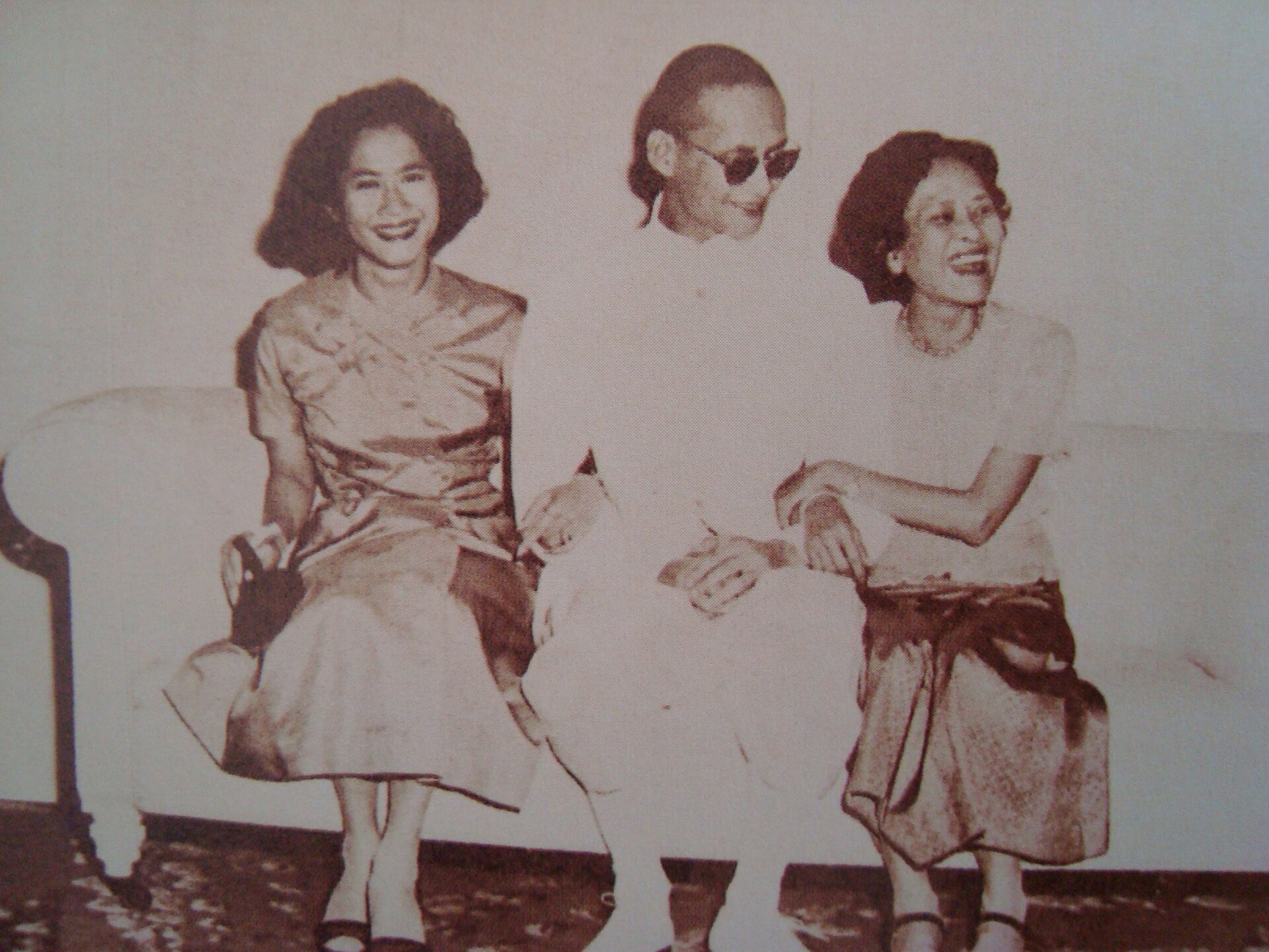 Imagem de referência relacionada a Srinagarindra, Princesa Mãe da Tailândia, item descrito como política tailandesa