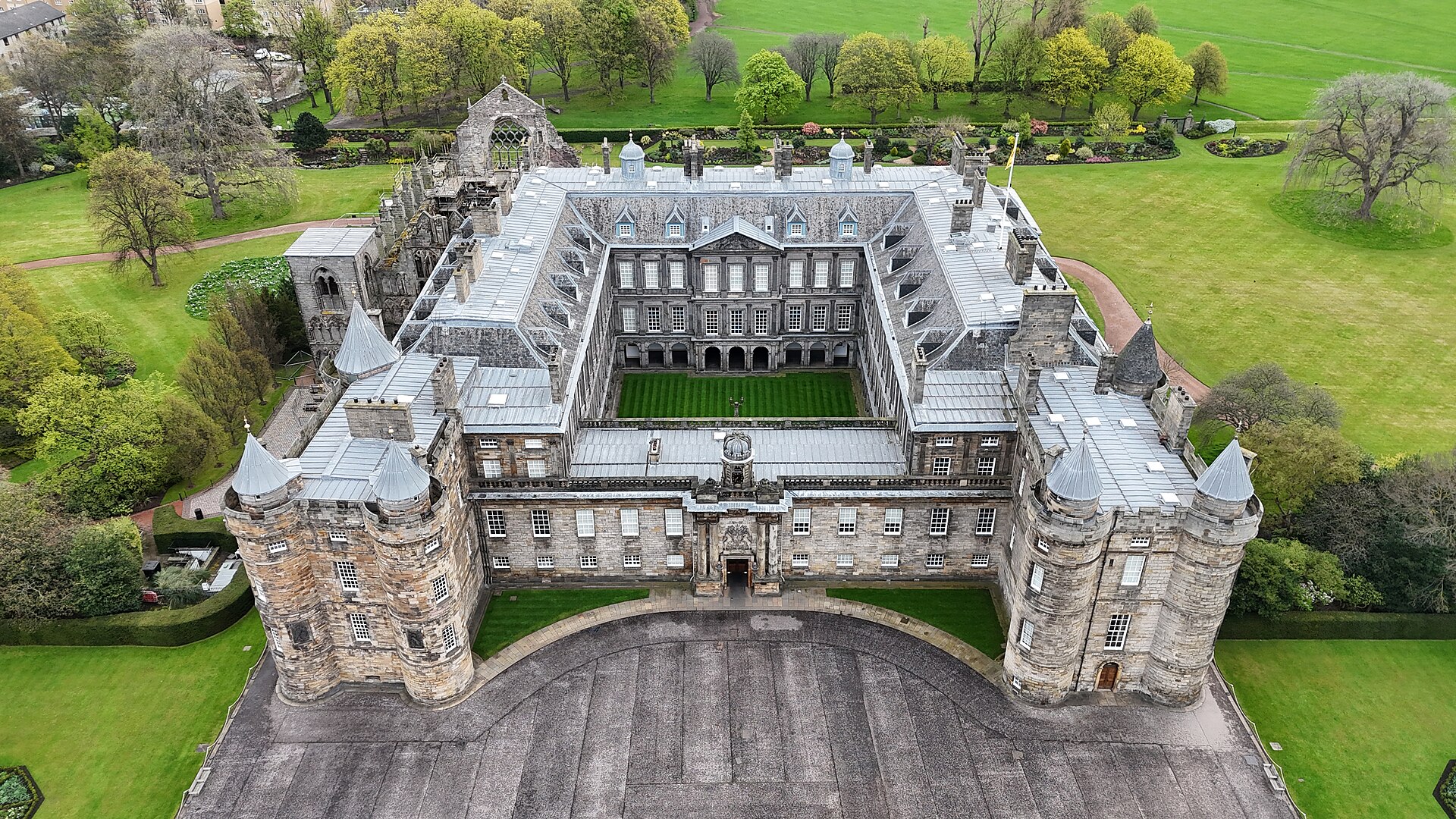 Imagem de referência de Palácio de Holyrood, descrito nos dados abertos como residência Oficial do Monarca do Reino Unido na Escócia