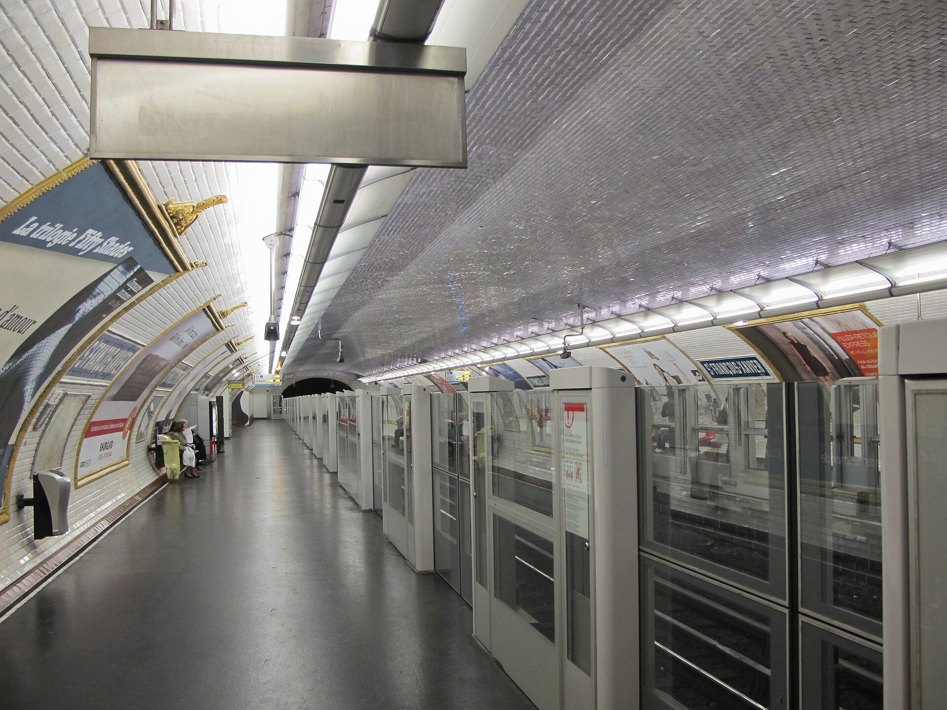 Imagem de referência de Saint-François-Xavier, descrito nos dados abertos como estação do Metropolitano de Paris