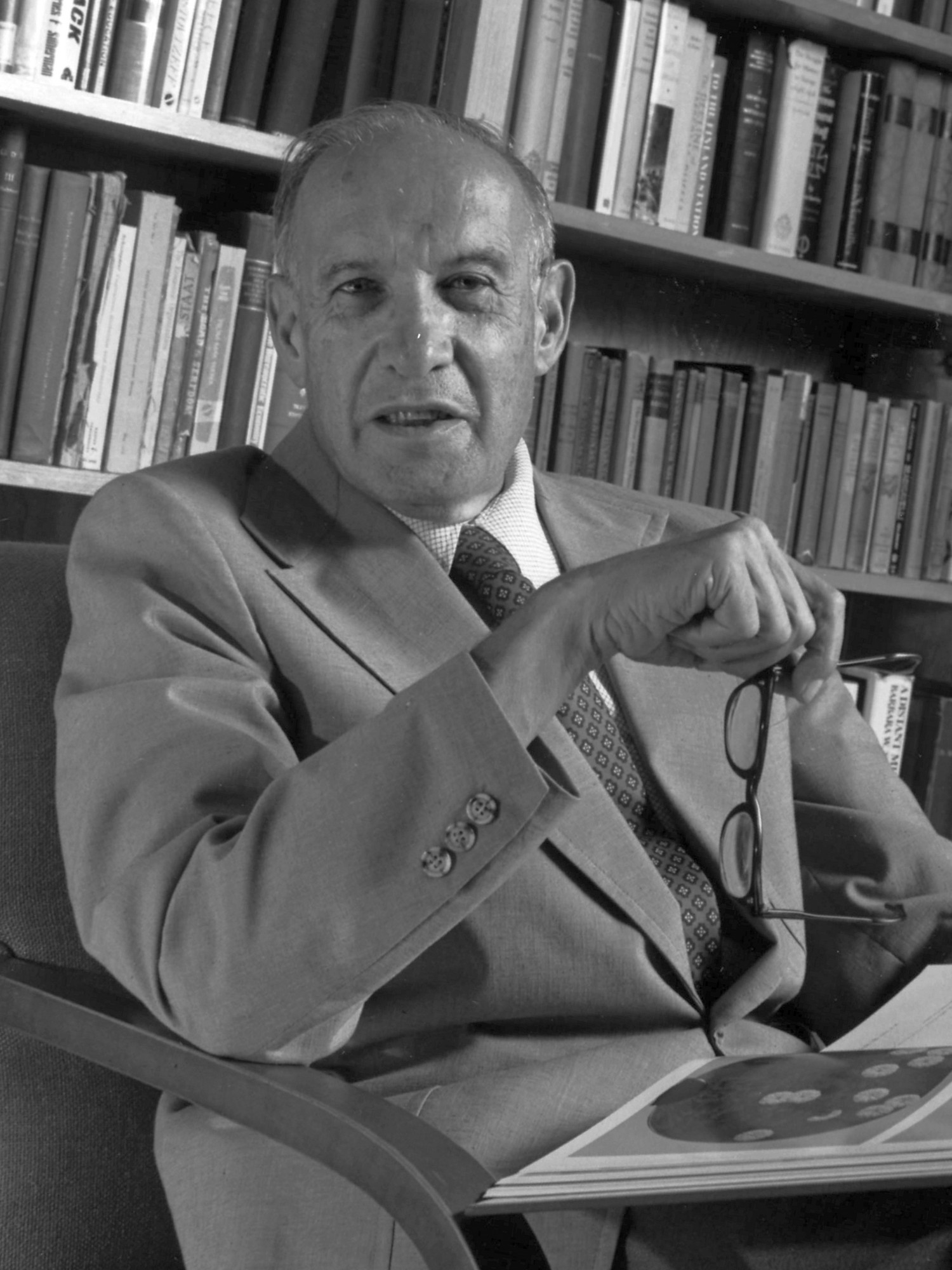 Imagem de referência relacionada a Peter Drucker, item descrito como registro de referência sobre Peter Drucker, organizado a partir de dados estruturados abertos
