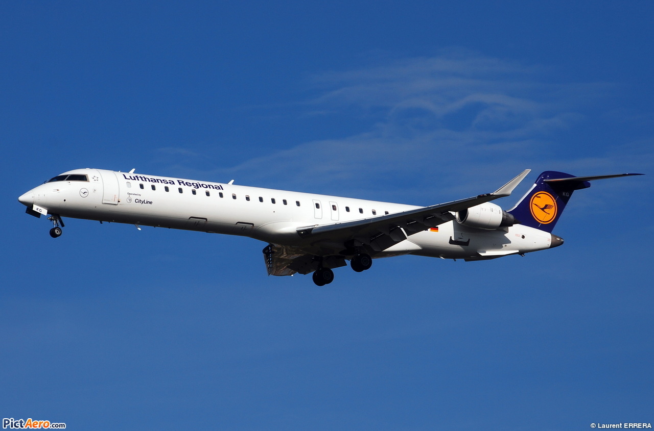 Imagem de referência de Bombardier CRJ900, descrito nos dados abertos como jato comercial