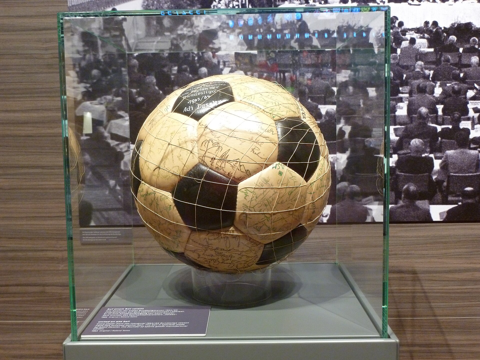 Imagem de referência de Adolf Dassler, descrito nos dados abertos como fundador da empresa Adidas