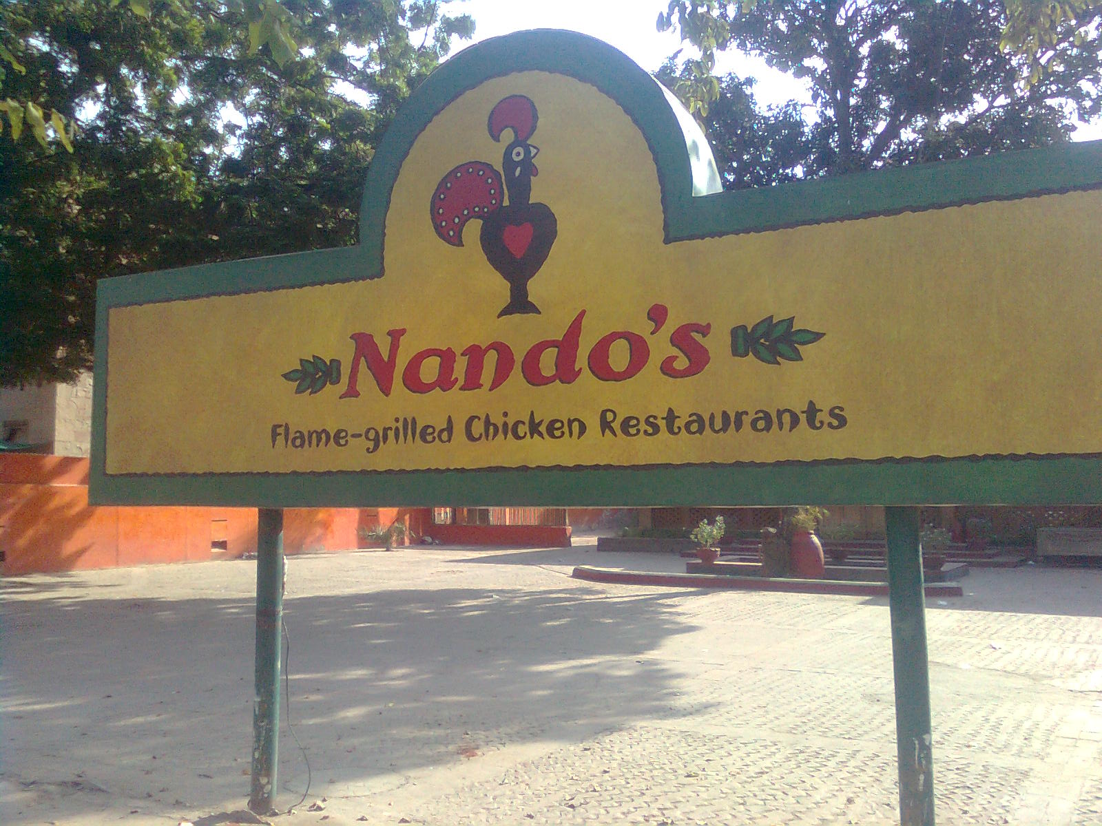 Imagem de referência de Nando's, descrito nos dados abertos como cadeia de restaurantes com origem na África do Sul especializada em frango assado na brasa com molho de piripiri ao estilo português