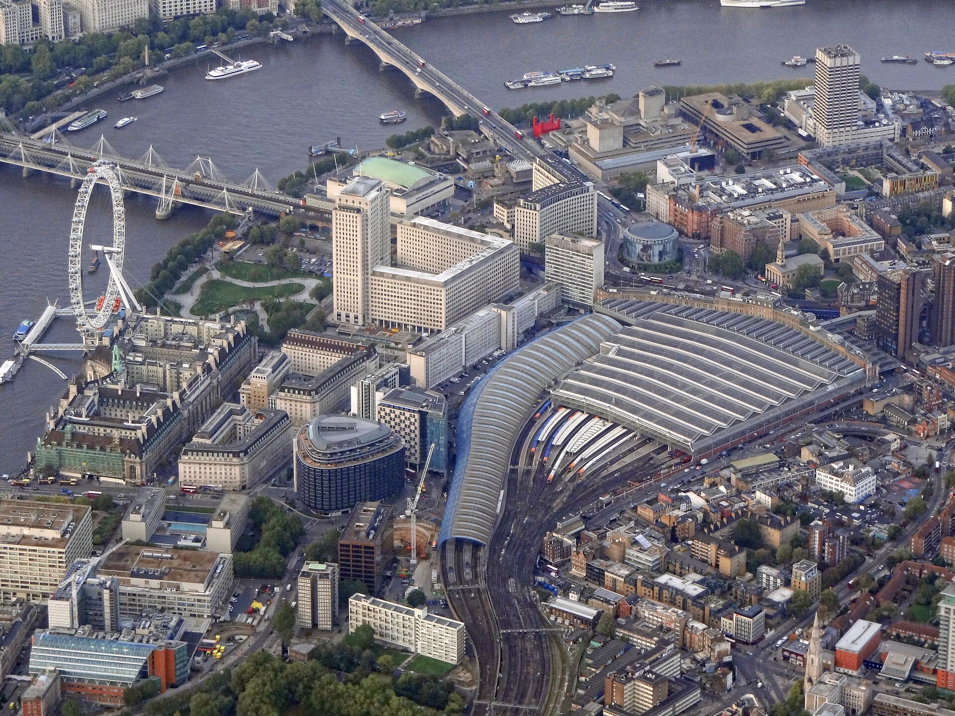 Imagem de referência de Estação Waterloo, descrito nos dados abertos como estação ferroviária e do metrô de Londres