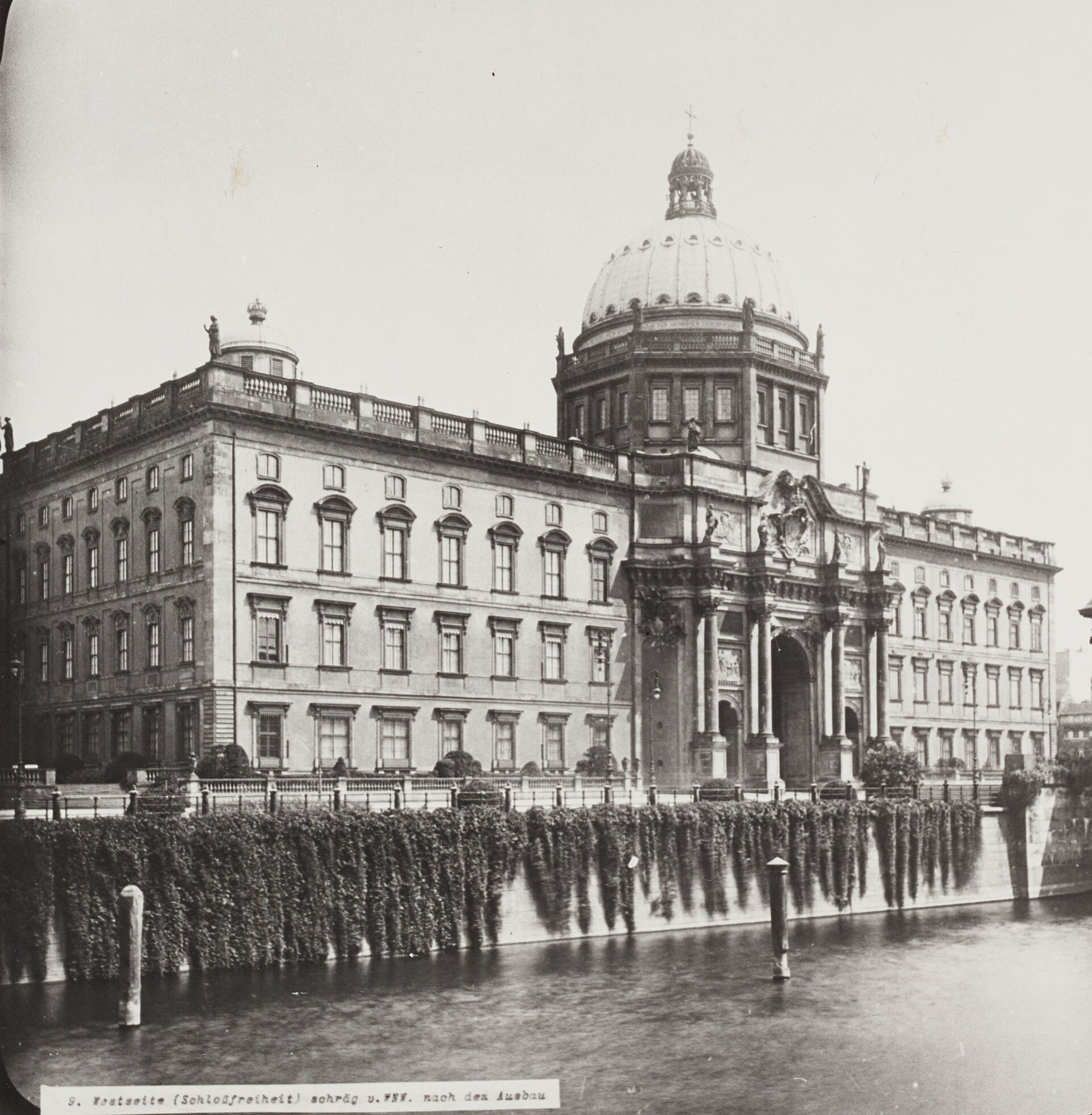 Imagem de referência de Berliner Stadtschloss, descrito nos dados abertos como palácio no Berlim, Alemanha