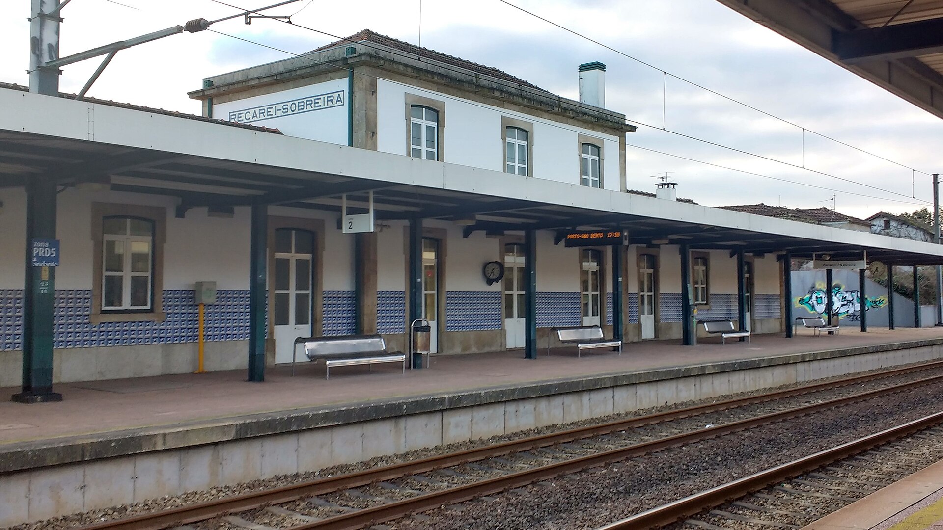 Imagem de referência de Estação Ferroviária de Recarei-Sobreira, descrito nos dados abertos como estação ferroviária em Portugal