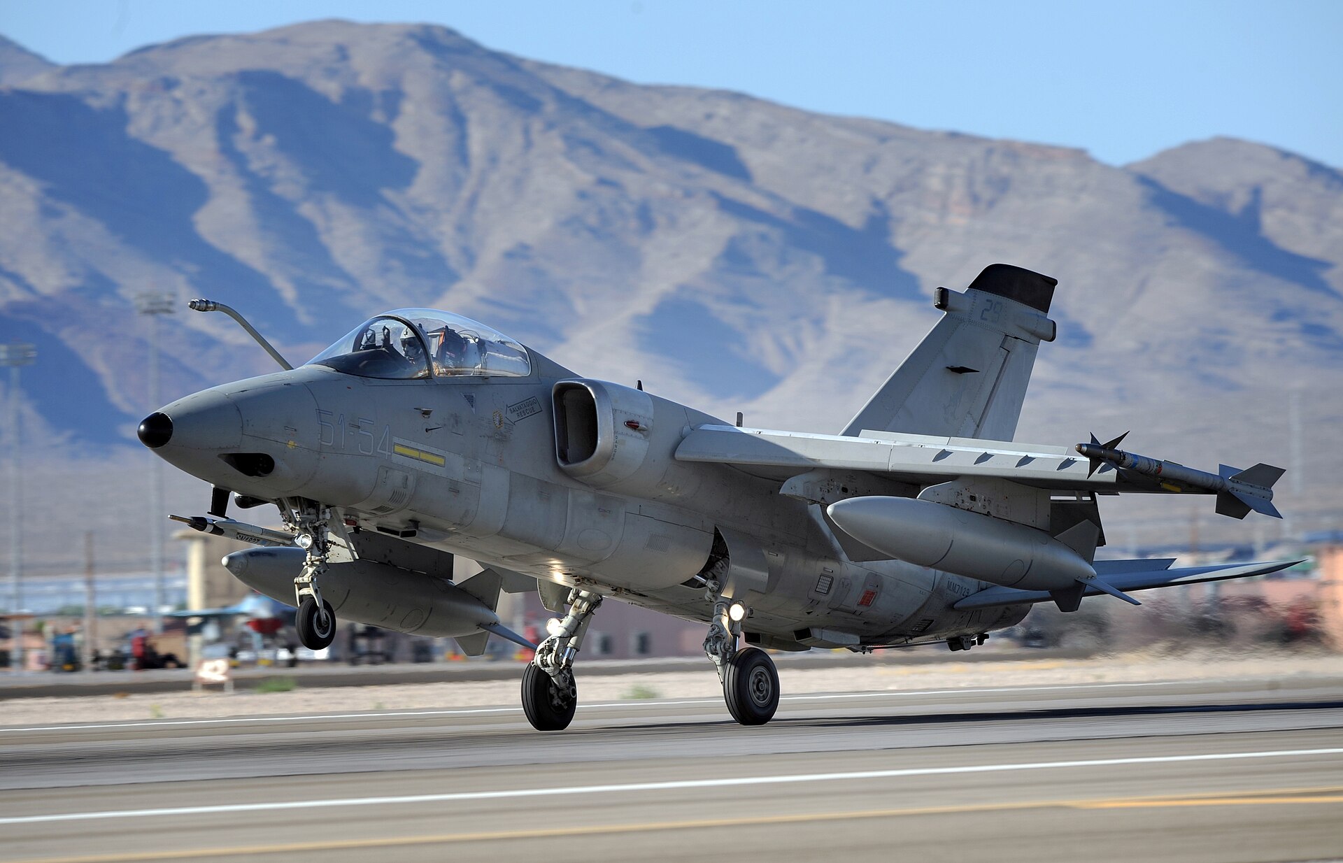 Imagem de referência de AMX International AMX, descrito nos dados abertos como avião de ataque ar-superfície