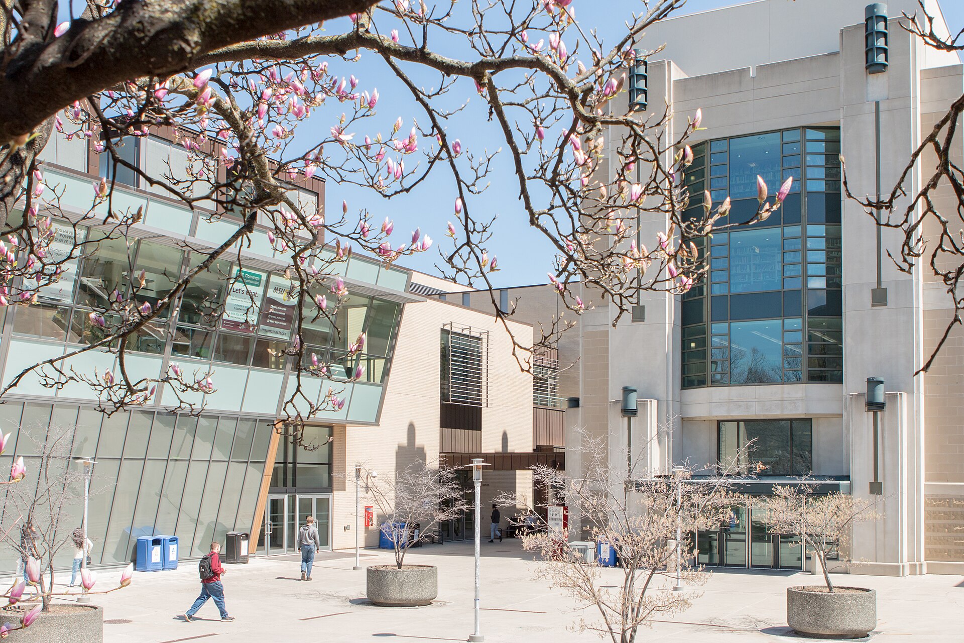 Imagem de referência de Universidade McMaster, descrito nos dados abertos como universidade pública em Hamilton, Ontário