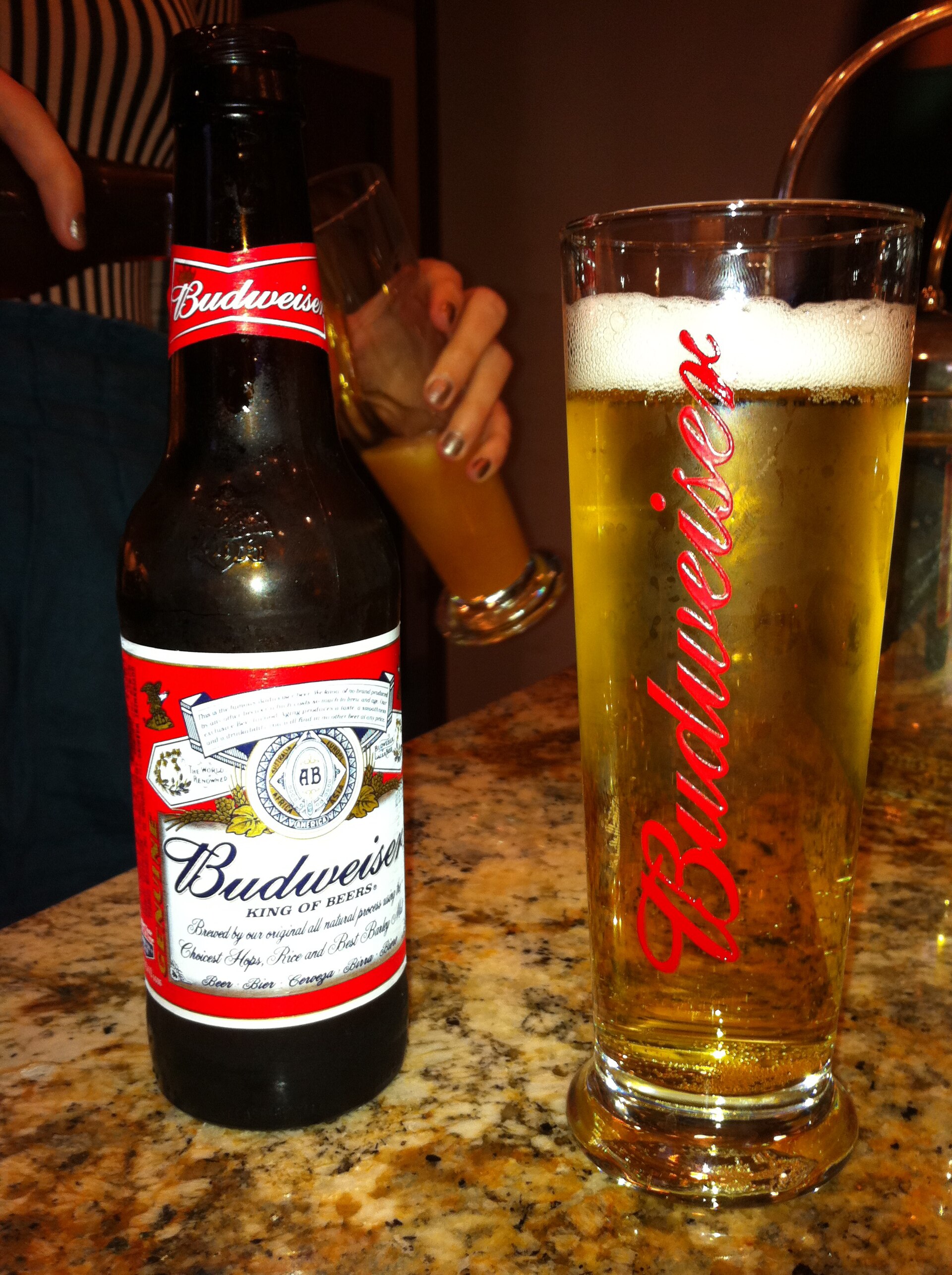 Imagem de referência de Budweiser, descrito nos dados abertos como marca de cerveja dos Estados Unidos, subsidiária da Anheuser-Busch