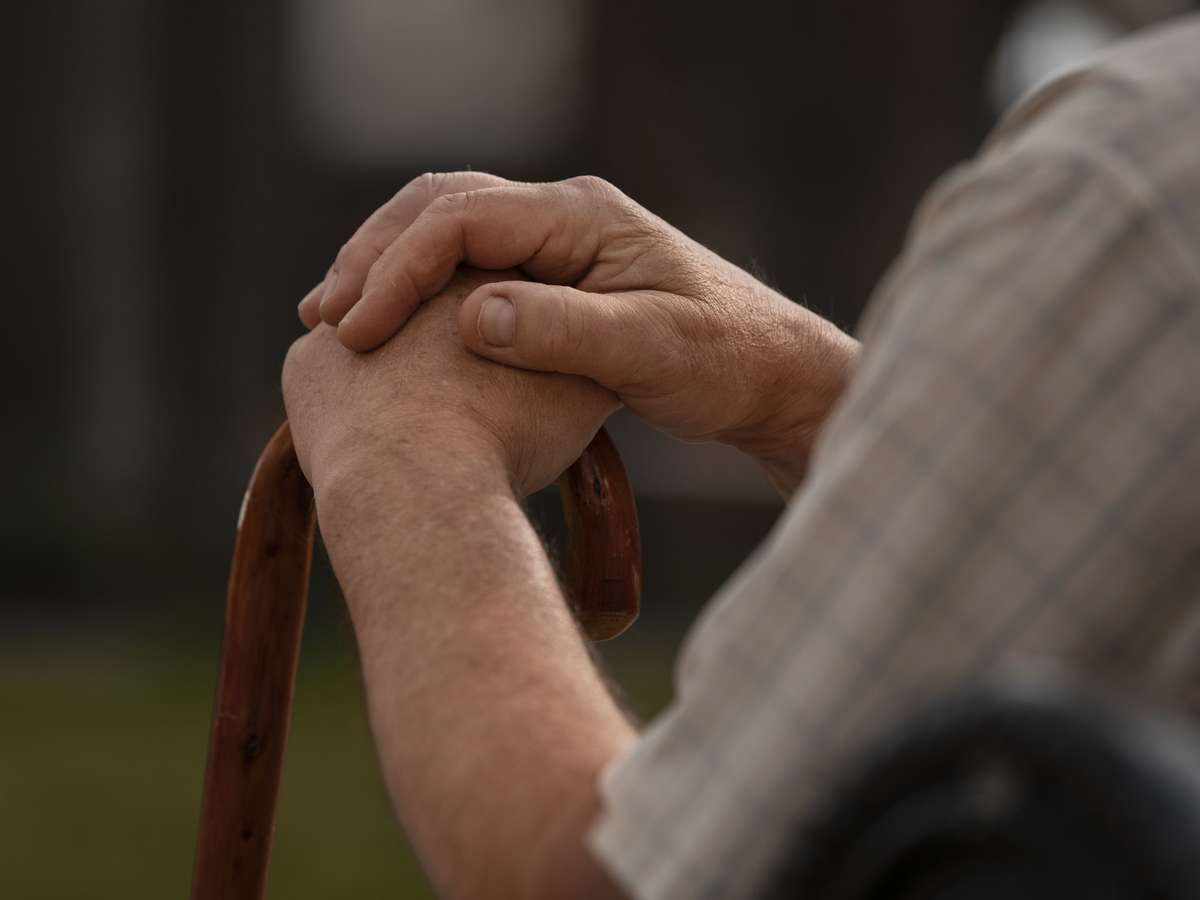 População deveria cobrar políticas para idosos, mas não cobra, diz especialista em envelhecimento