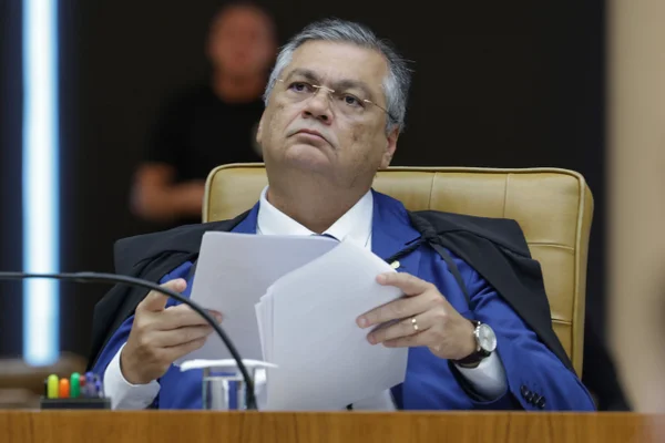 Dino cita eleição, Vorcaro e causa própria ao confrontar Mendonça 11 vezes