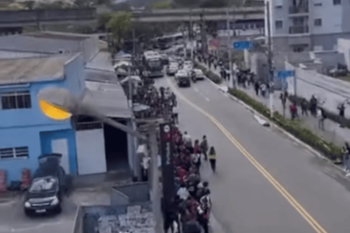 Pirituba tem fila enorme e ônibus lotados após problema na Linha 7-Rubi
