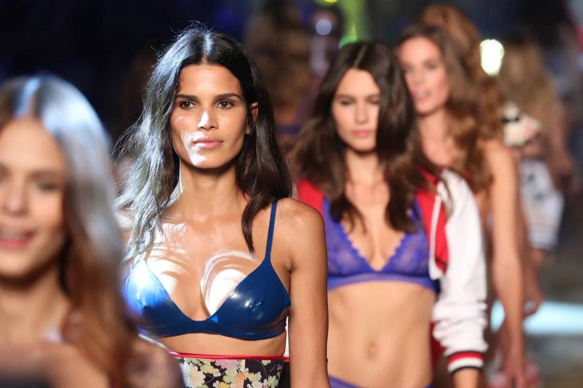 raica oliveira modelo metrópoles catwalk
