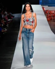 Sucesso no exterior, top model Raica Oliveira desfila no Metrópoles Catwalk