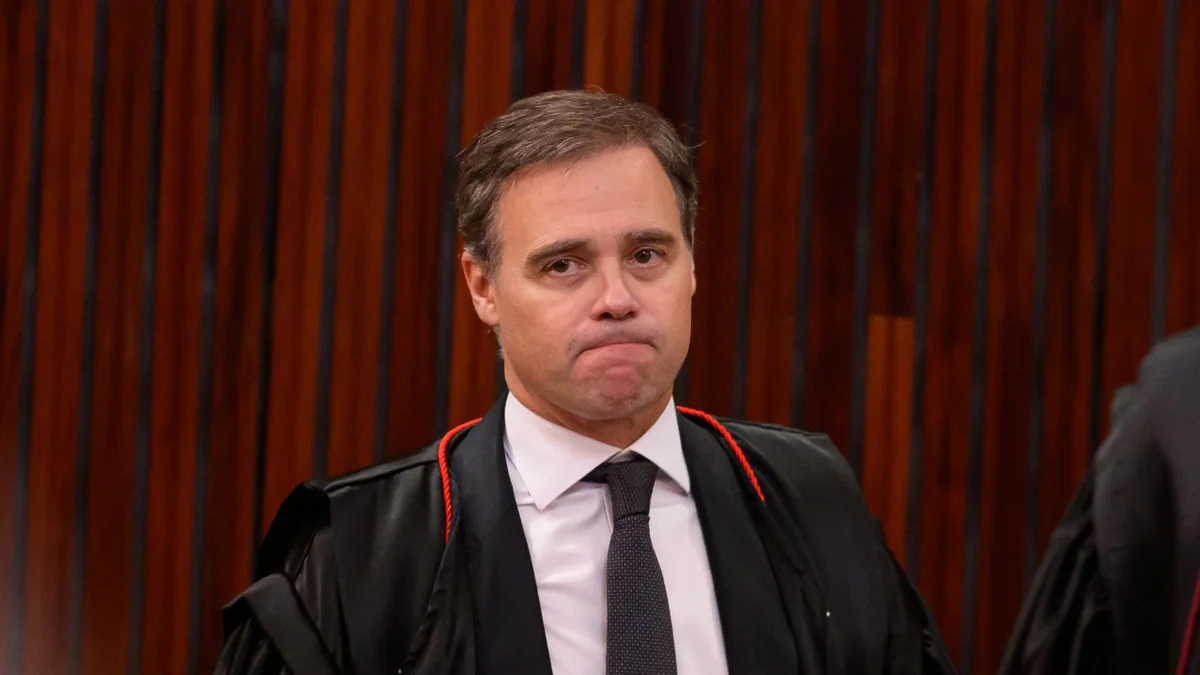 Mendonça atende Fachin e retira sigilo da investigação do caso Master