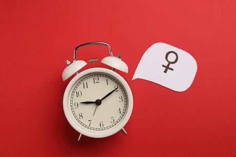 Dores nas articulações aumentaram na menopausa? Entenda a relação com a queda do estrogênio