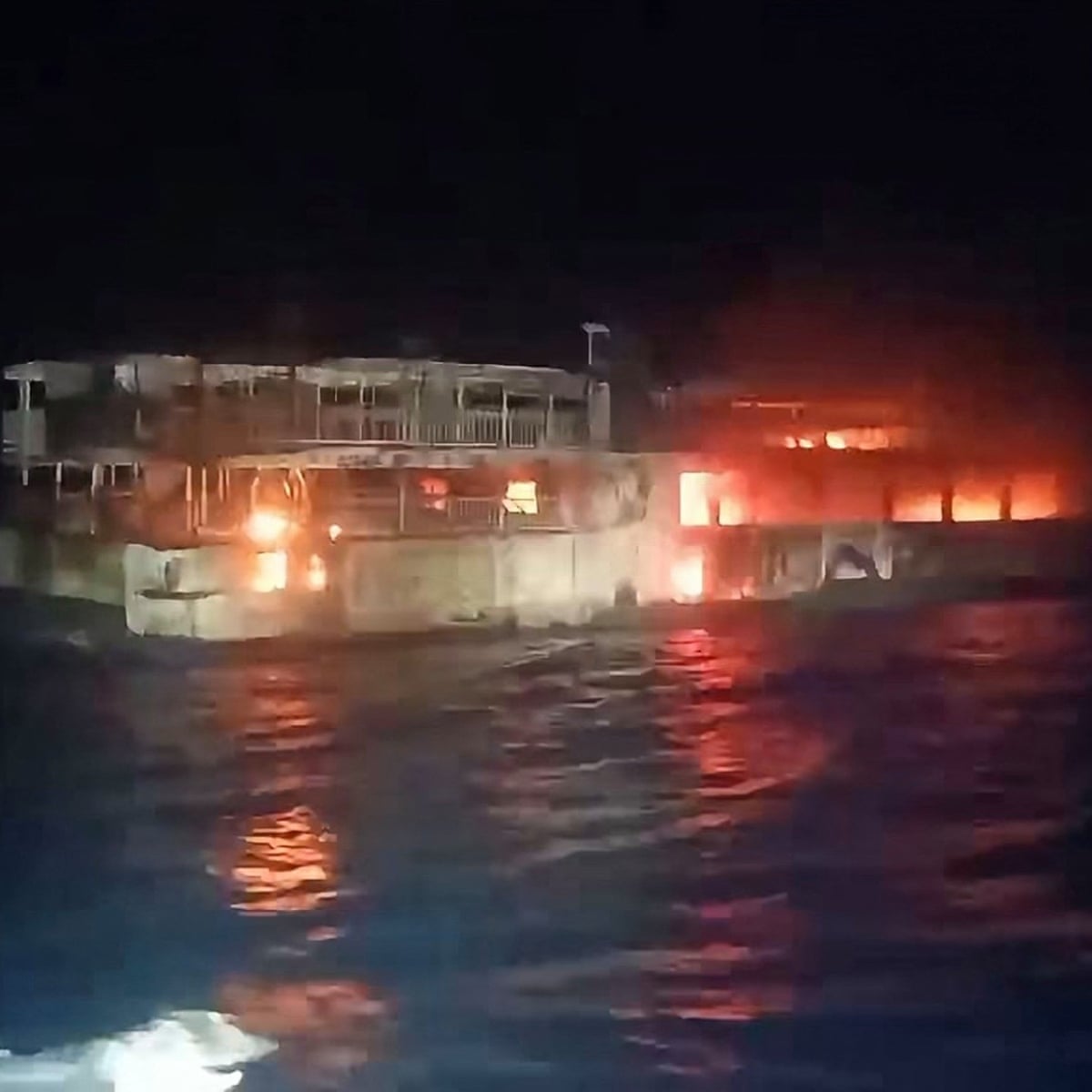 Incêndio mortal em ferry nas Filipinas deixa dezenas de pessoas desaparecidas
