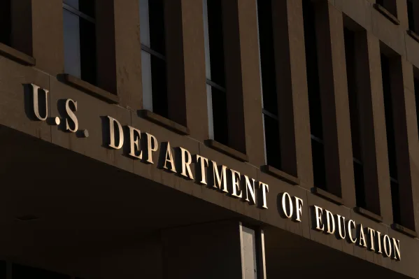 Com memes de IA, Trump promove uma versão mítica de si mesmo enquanto os desafios se acumulam antes das eleições intermediárias