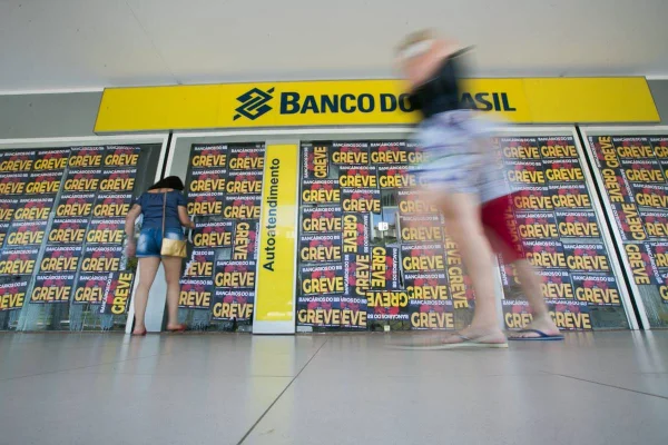 Bancários do BB encerram greve em BH e funcionários da CEF fazem assembleia