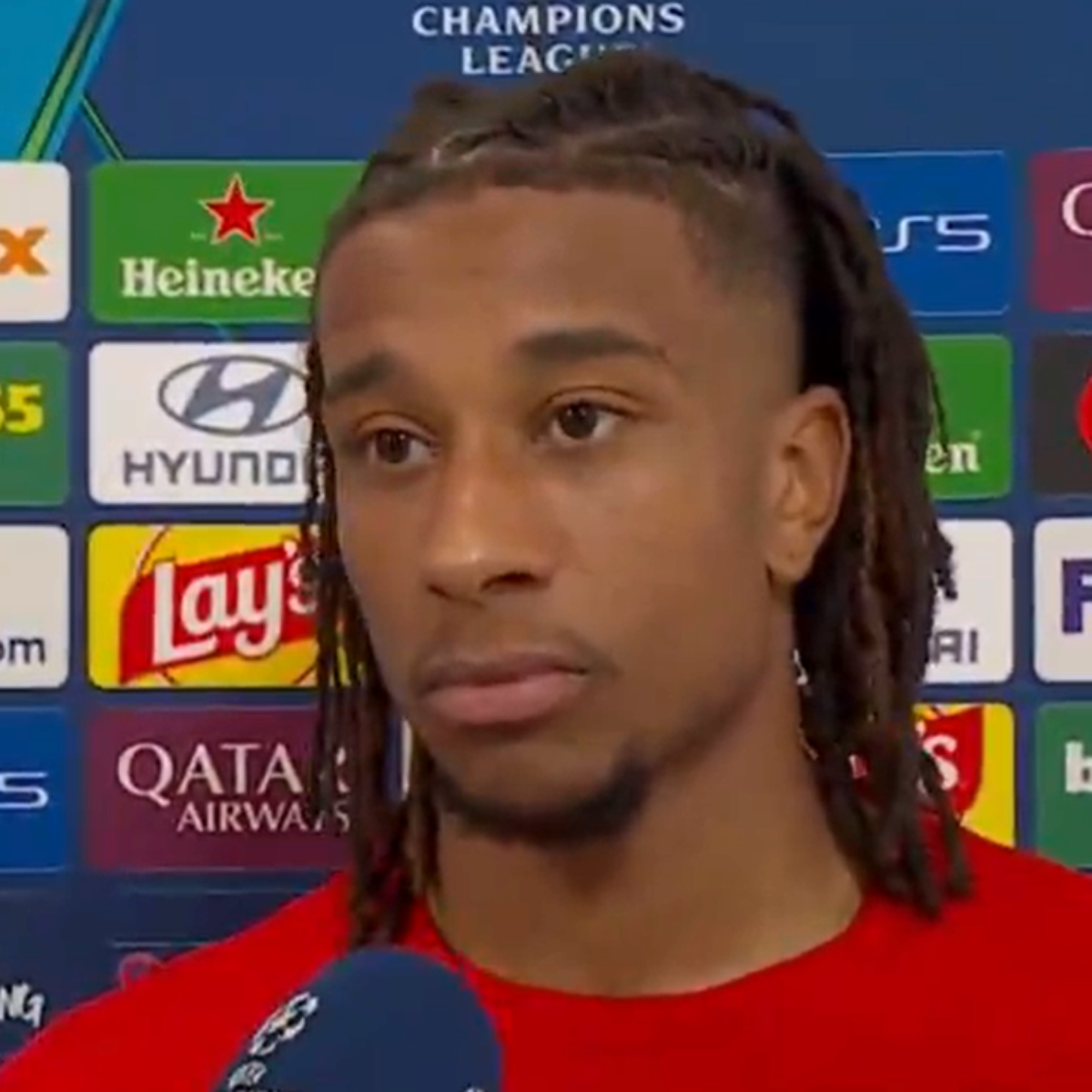 Olise viraliza com entrevista inusitada após goleada do Bayern na Champions: 'Pior entrevistado de todos os tempos'