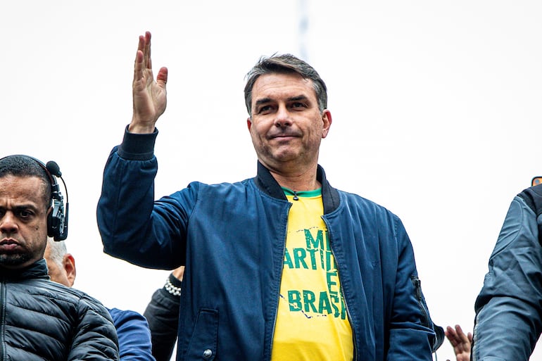 Flávio cobrou Vorcaro por repasses a Dark Horse e Eduardo operava recursos nos EUA, diz PF