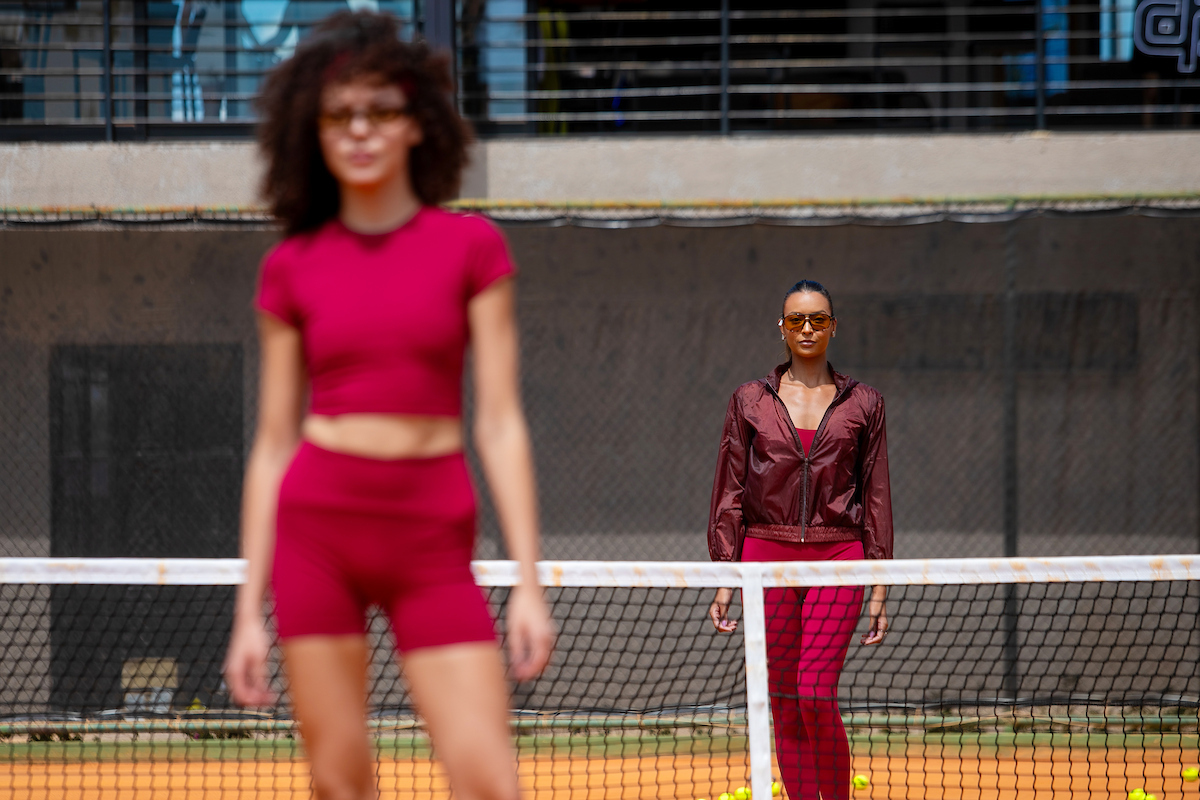 Desfile transforma quadra de tênis em passarela para marcas brasilienses