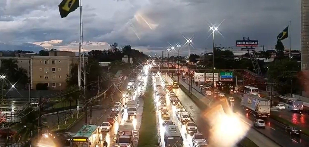 Frente fria mantém chuva forte e derruba temperaturas no Sul e Sudeste neste fim de semana; veja previsão