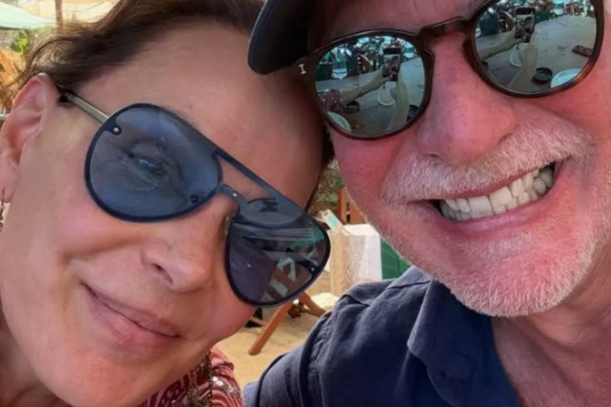 Carolina Ferraz posa com novo amor em viagem; saiba quem é