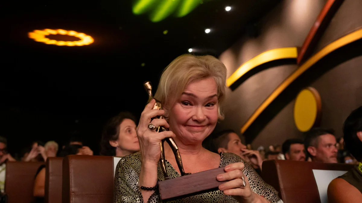 Julia Lemmertz se emociona ao receber homenagem no Festival de Brasília