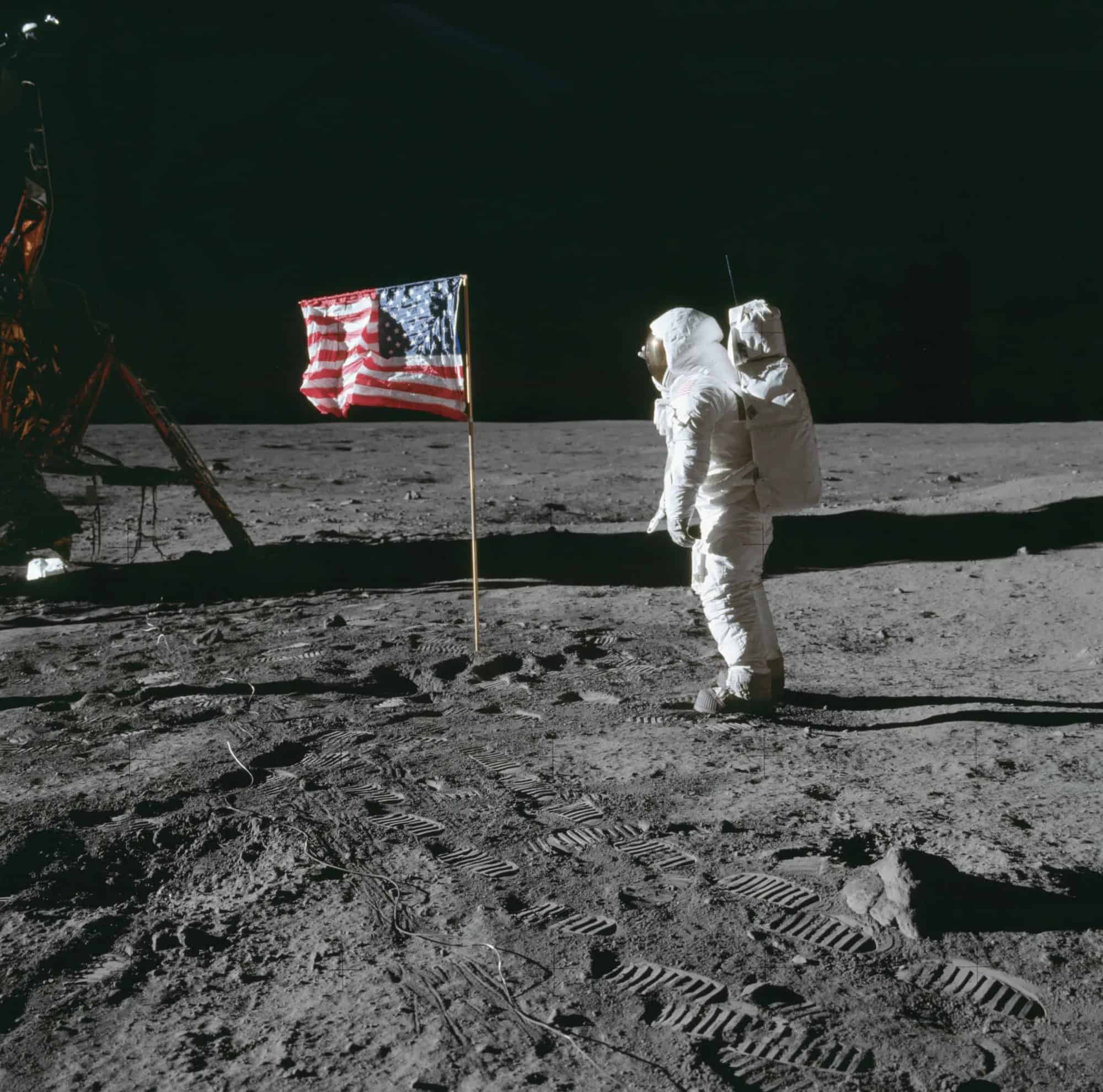 O astronauta da Apollo 11 Buzz Aldrin saudando a bandeira na Base da Tranquilidade.