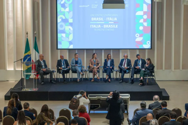 Brasil e Itália discutem integração industrial durante encontro em Brasília