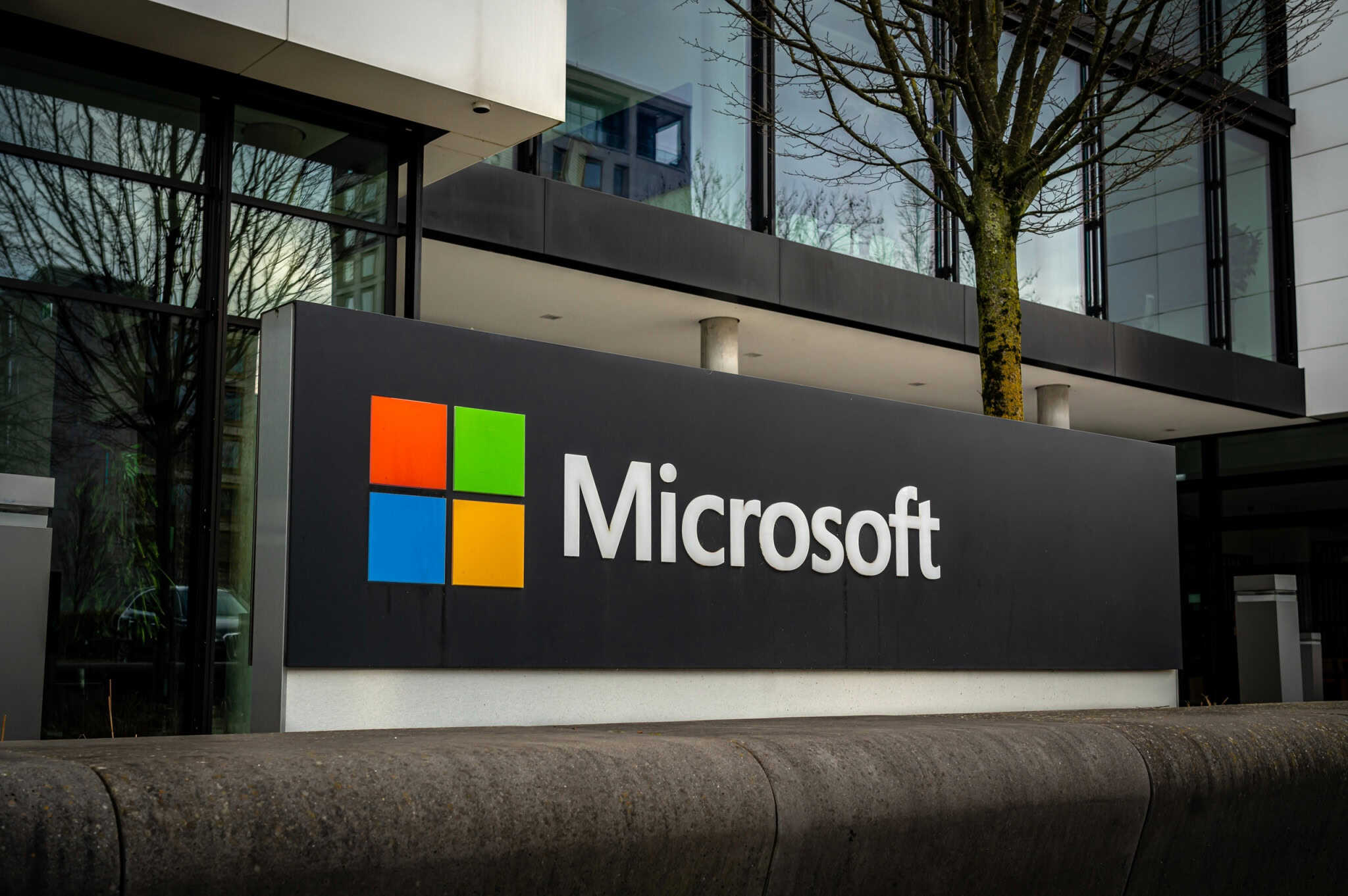 Logo da Microsoft em uma fachada