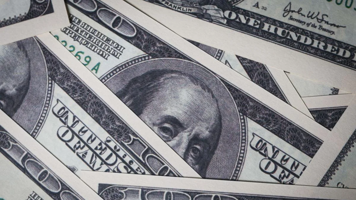 Dólar cai com corrida eleitoral e inflação comportada no Brasil e nos EUA