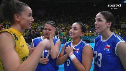 Jogadora chilena se emociona e chora ao tietar Gabi no Pré-Olímpico de vôlei