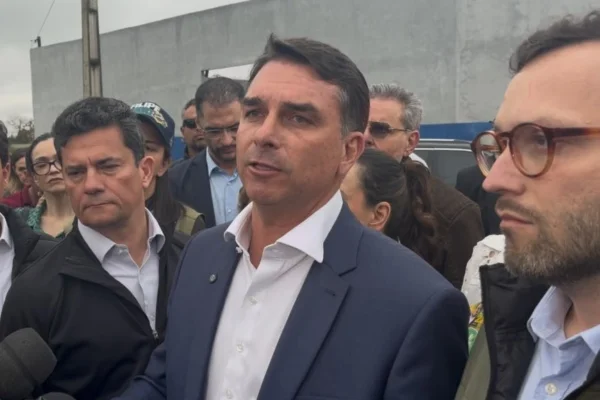 "Fala, irmãozão": veja trocas de mensagens entre Flávio Bolsonaro e Vorcaro